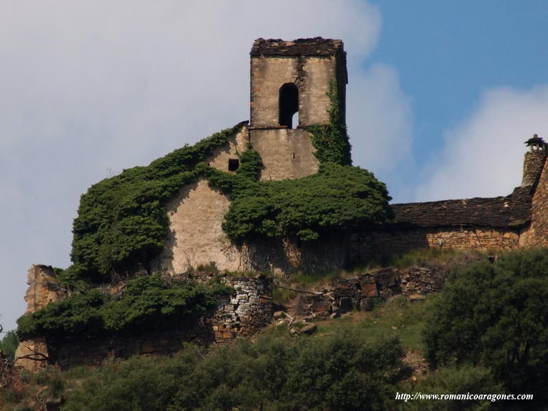 EL LADO ESTE DEL TEMPLO DESDE EL ACCESO